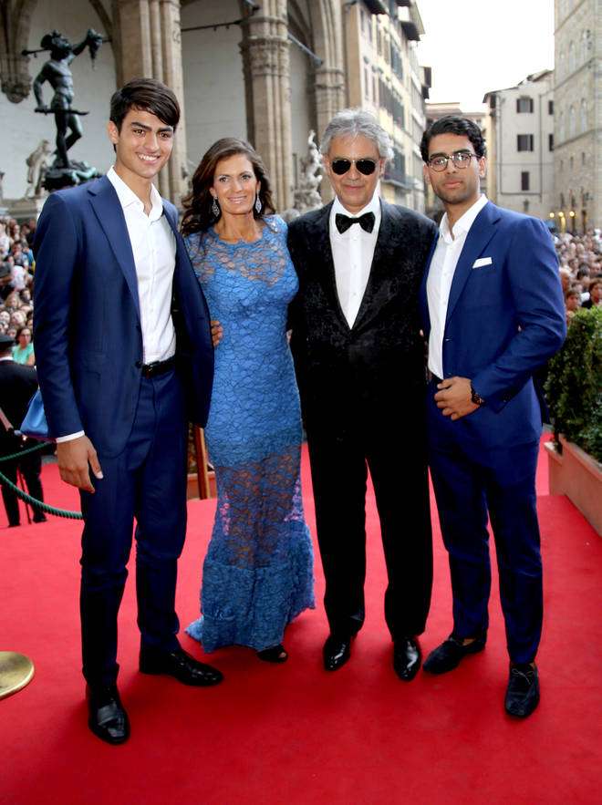 Andrea Bocelli με τη σύζυγο και τους γιους παζλ online