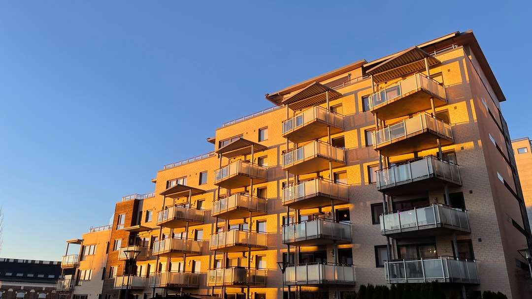 Edificio in cemento marrone sotto il cielo blu durante il giorno puzzle online