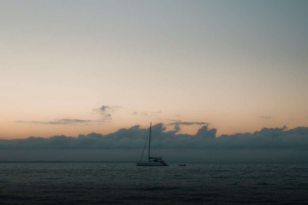 Segelboot auf See während des Sonnenuntergangs Puzzlespiel online