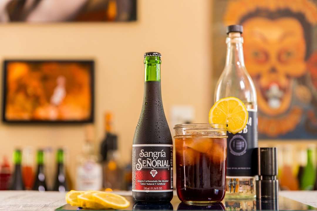 Coca cola zero garrafa ao lado de um copo de beber claro quebra-cabeças online