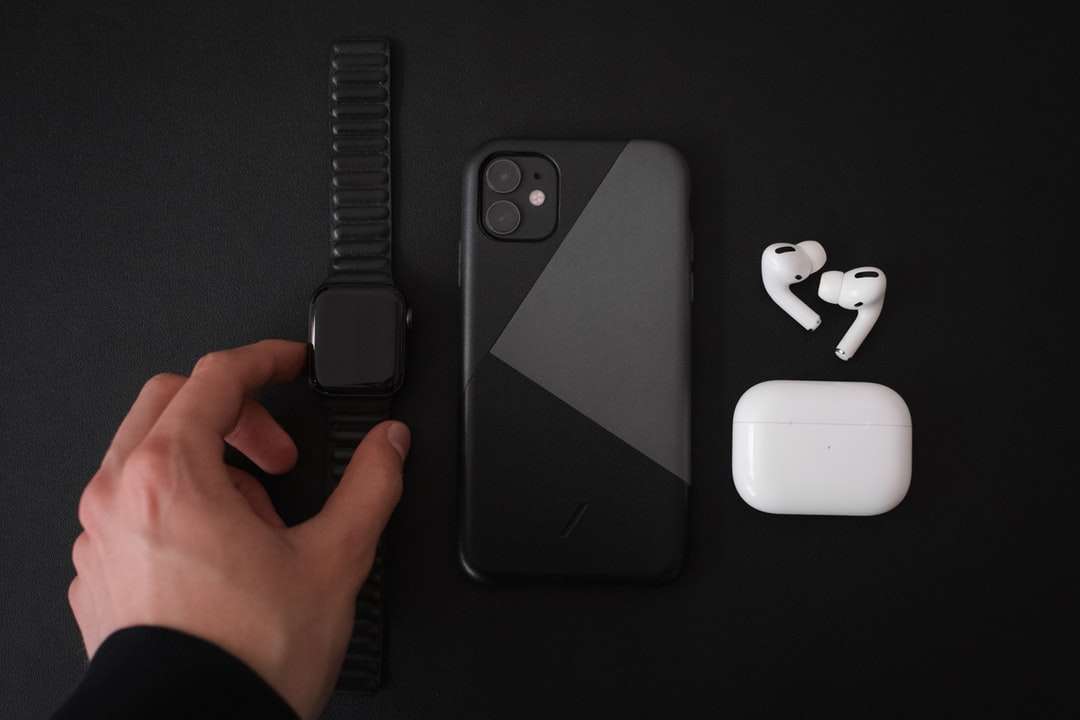 Schwarzes iPhone 7 mit weißen Apfel-Airpods Online-Puzzle