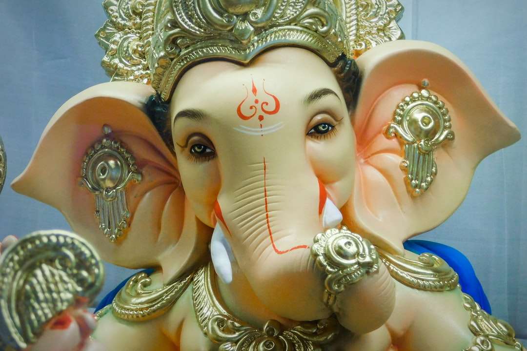 Estatueta de Deidade Hindu Ouro e Branco quebra-cabeças online