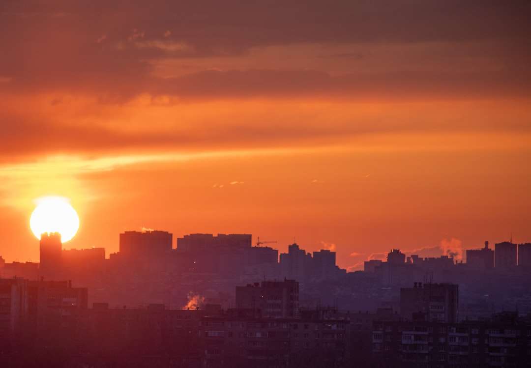 Σιλουέτα των κτιρίων της πόλης κατά τη διάρκεια του ηλιοβασιλέματος παζλ online