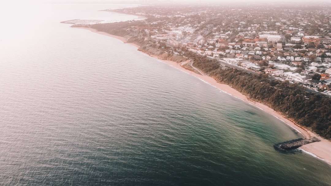 Въздушна гледка към морските вълни се разбиват на брега през деня онлайн пъзел