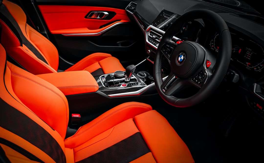 Roter und schwarzer BMW-Autoinnenraum Online-Puzzle