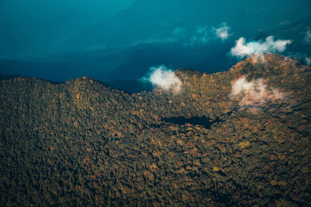Montagna marrone sotto il cielo blu durante il giorno puzzle online