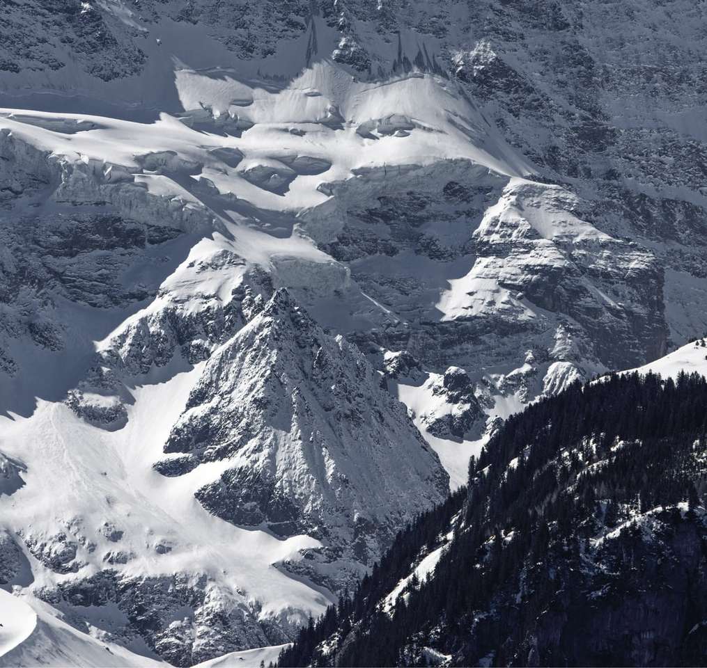 Montaña cubierta de nieve durante el día rompecabezas en línea