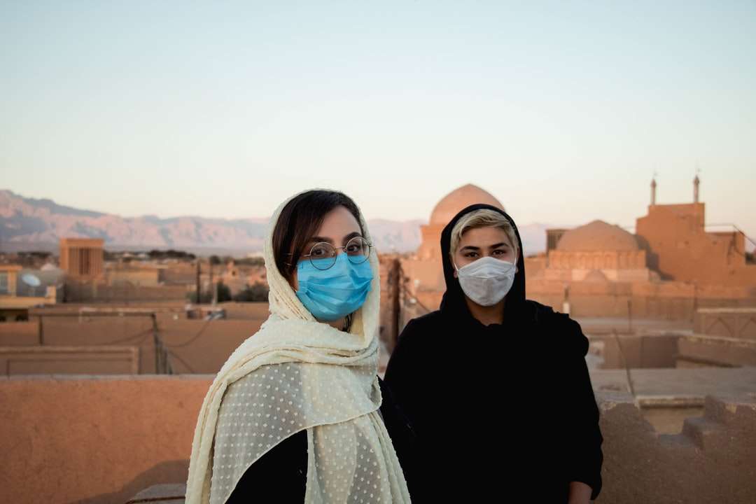 Femme en hijab blanc debout à côté de femme en chemise noire puzzle en ligne