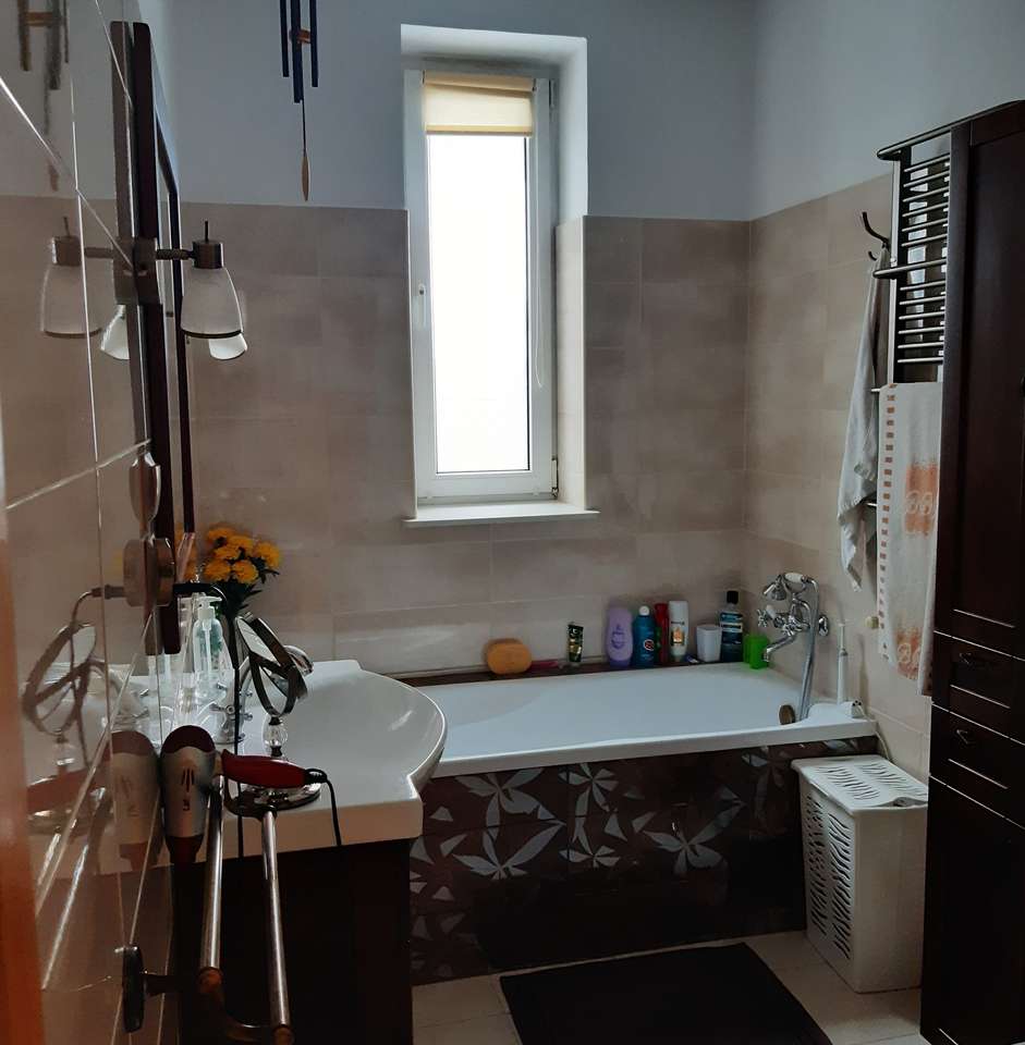 Cuarto de baño con ventana rompecabezas en línea