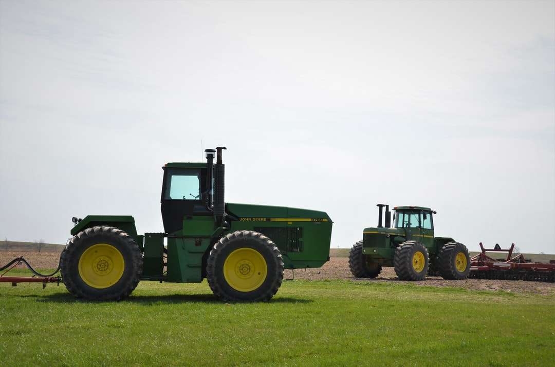 Zelený traktor na zelené travnaté hřiště pod bílou oblohu online puzzle