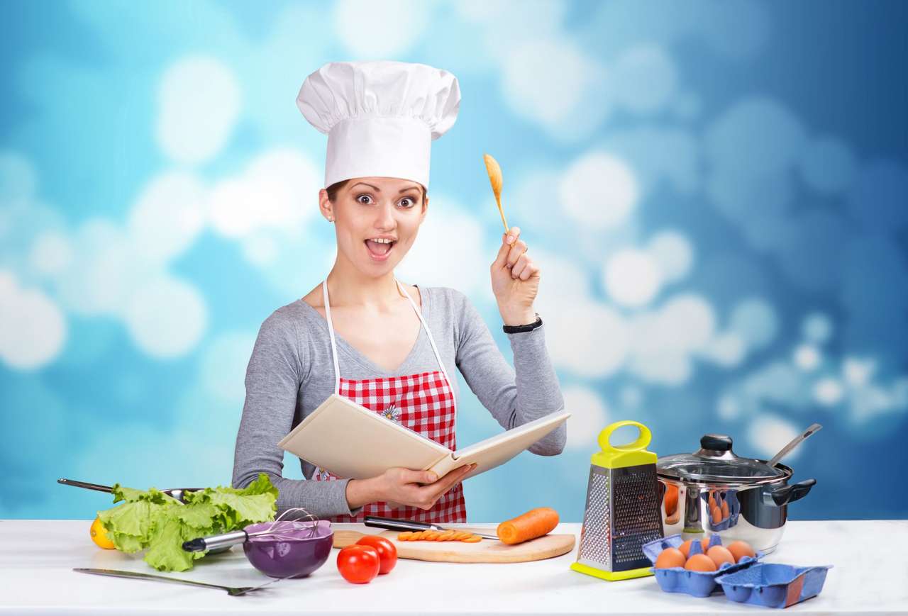Женщина на кухне пазл онлайн