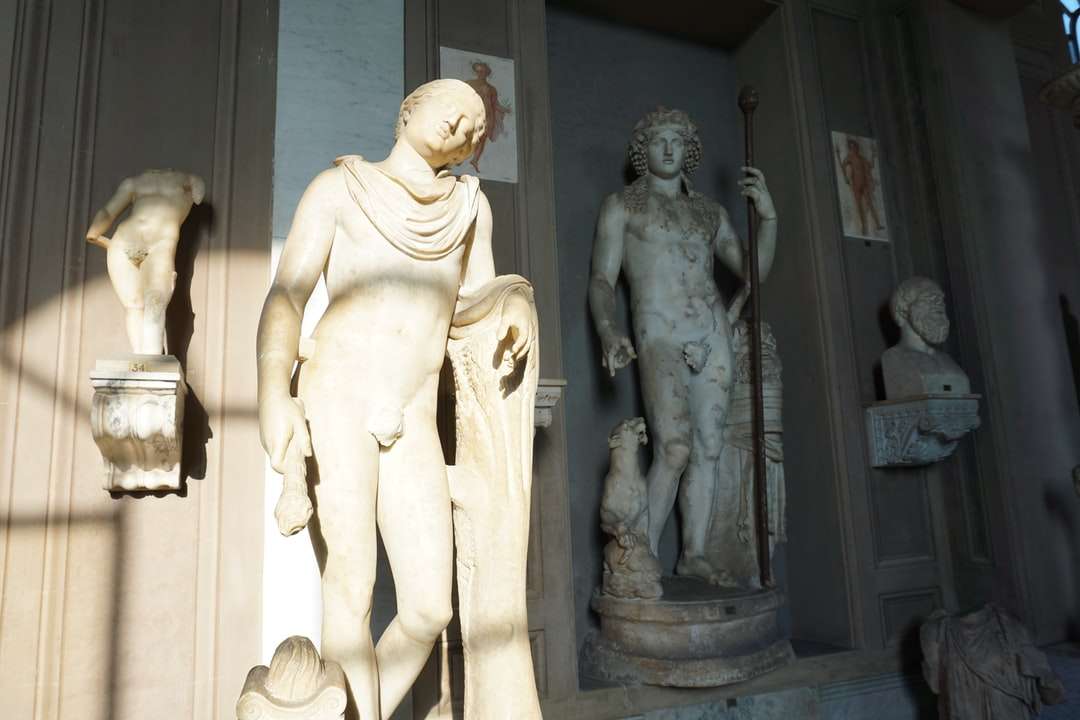 Две бяла керамична статуя на човека и жена онлайн пъзел