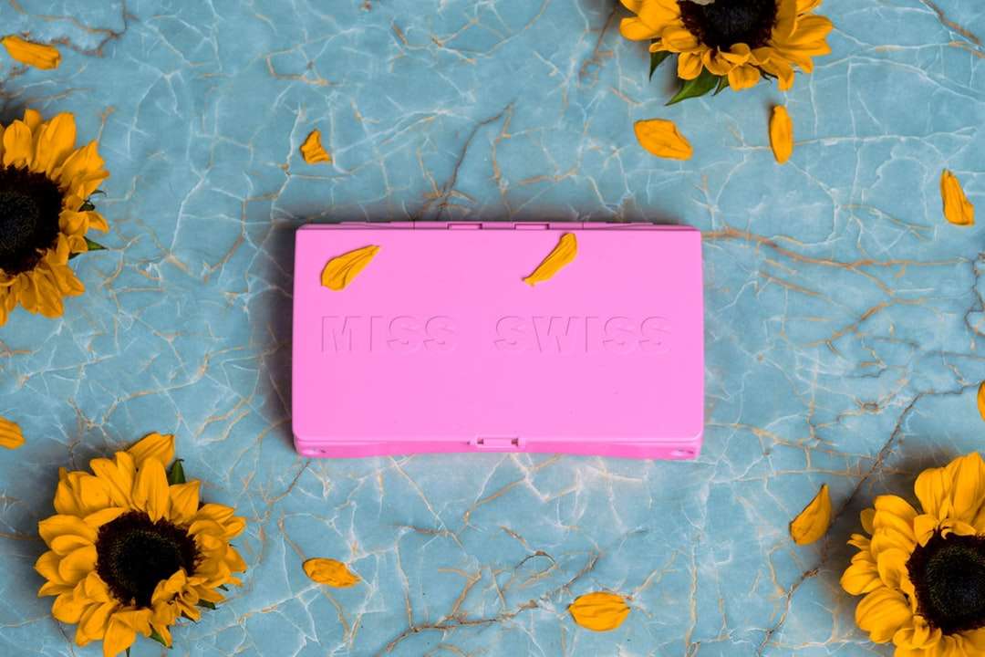 розово-белая коробка на бело-желтой цветочной ткани пазл онлайн