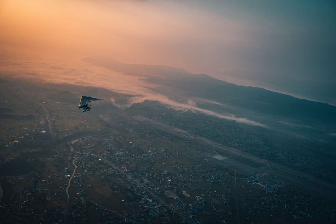 μαύρο ελικόπτερο που πετούν πάνω από την πόλη κατά τη διάρκεια της ημέρας παζλ online