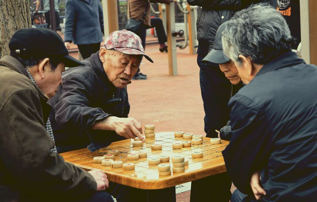 Uomo in giacca nera che gioca a scacchi puzzle online