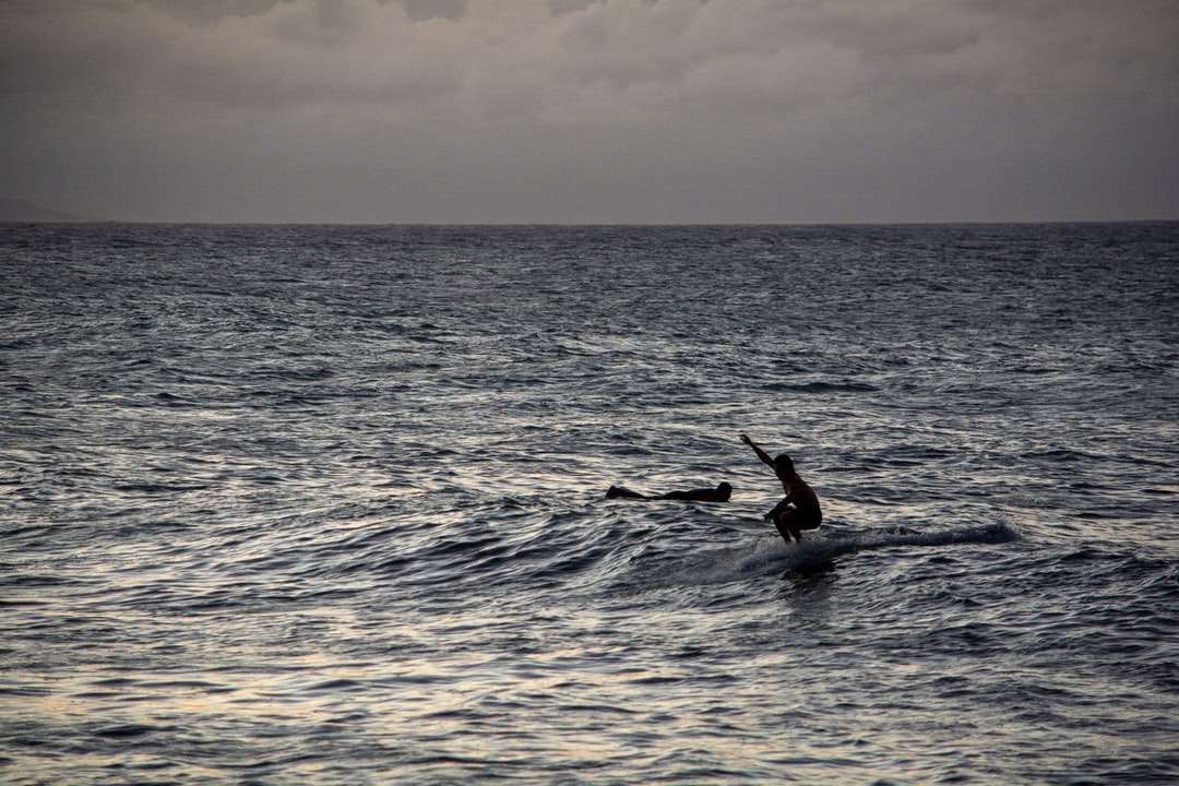 человек занимается серфингом на морских волнах в дневное время онлайн-пазл