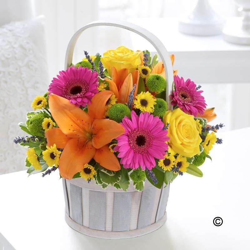 разноцветные цветы в корзине онлайн-пазл