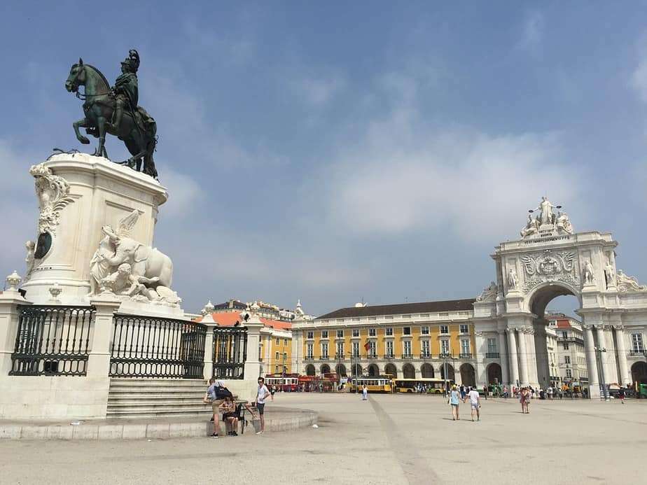 Πλατεία με ένα παλάτι στη Λισαβόνα online παζλ