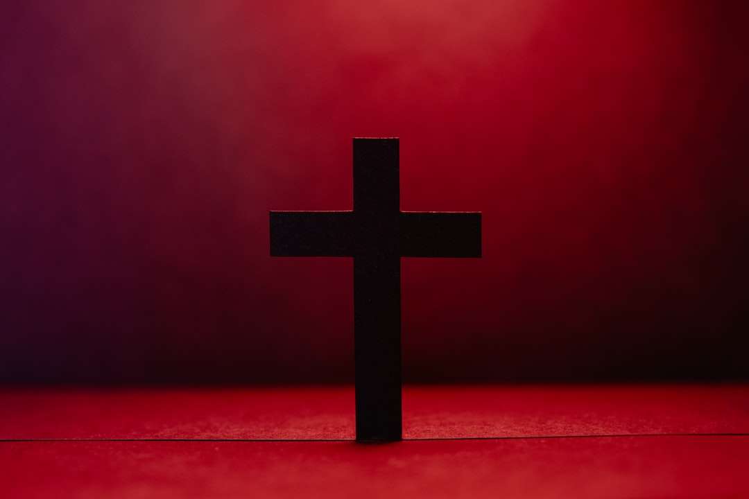 чорний хрест на червоному текстилі онлайн пазл
