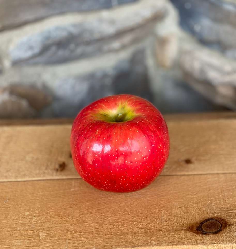 Fruta de manzana roja en mesa de madera marrón rompecabezas en línea