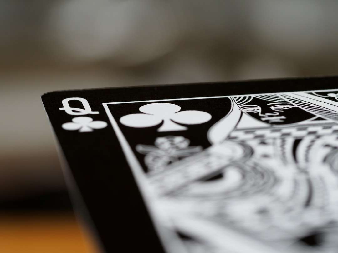 Černá a bílá hrací karta skládačky online