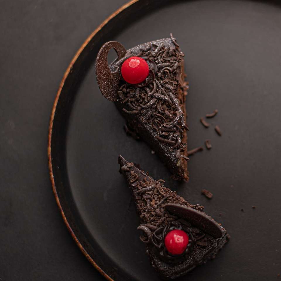 шоколадный торт с красными и золотыми безделушками онлайн-пазл