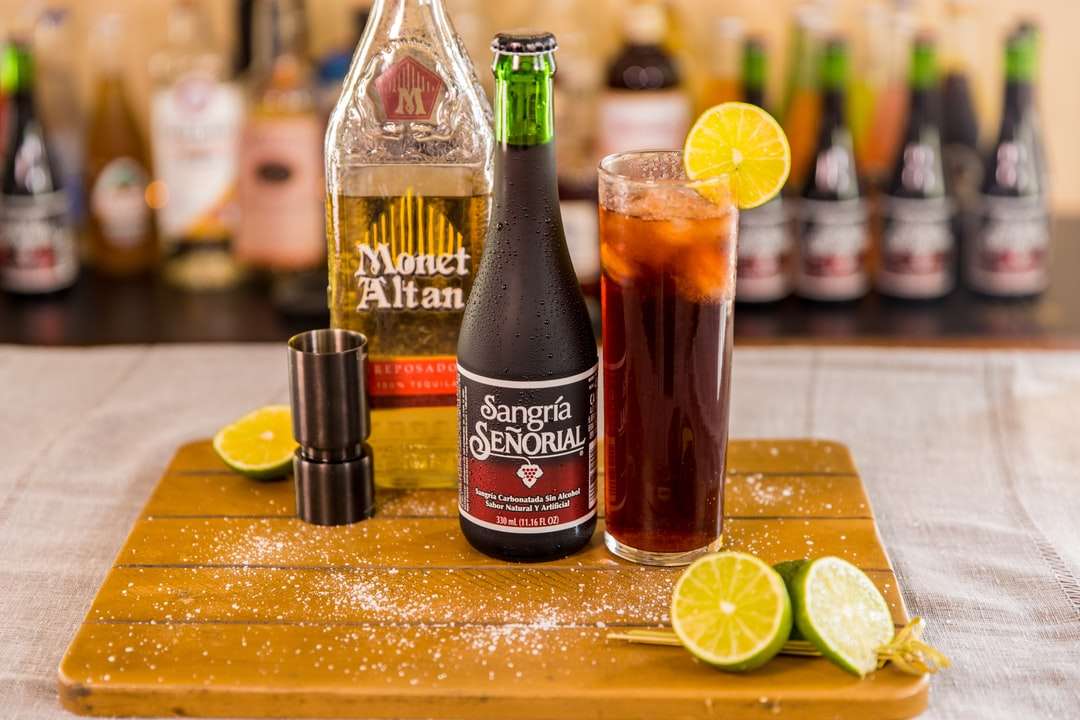 Coca cola flaska bredvid citron och coca cola flaska Pussel online
