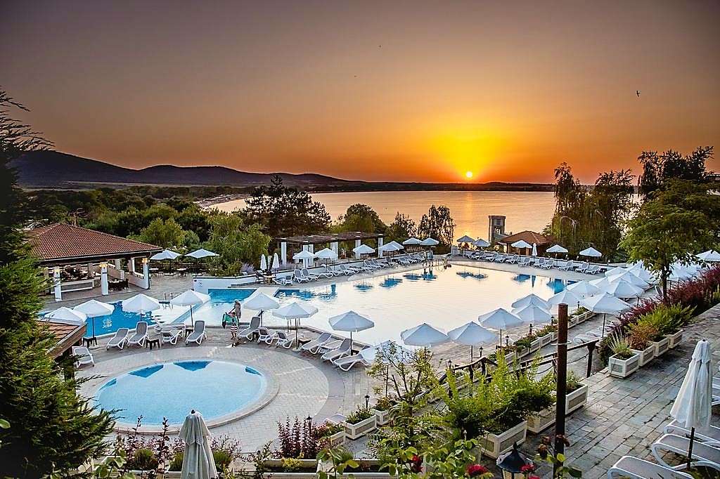 Hotelul Sozopol cu ​​piscine în Bulgaria jigsaw puzzle online