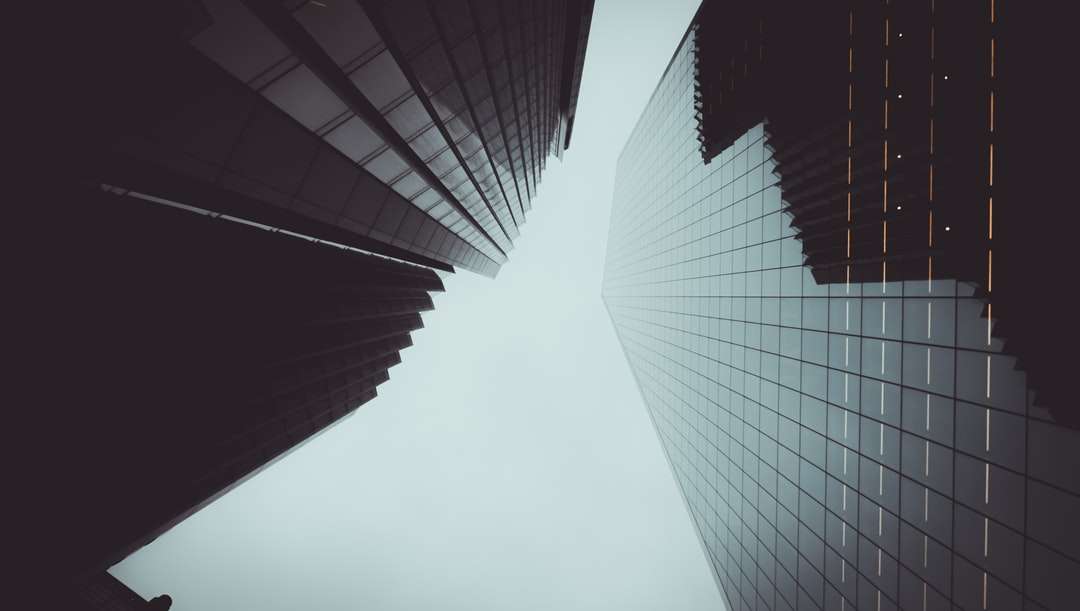 Fotografía de ángulo bajo de edificios de gran altura. rompecabezas en línea