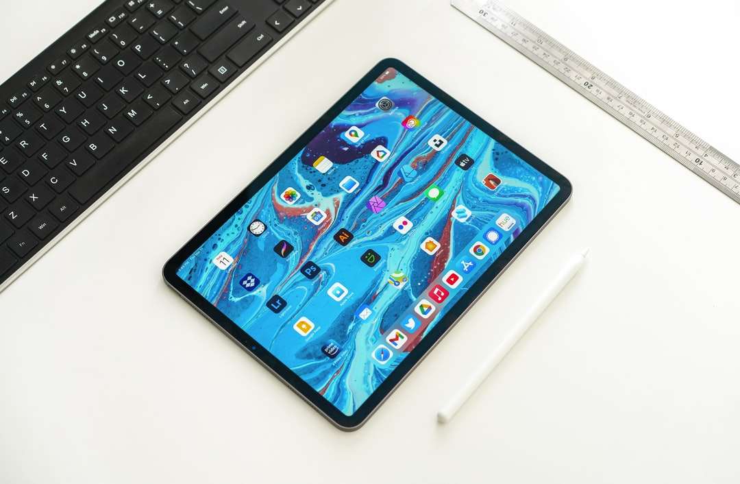 Schwarzes iPad auf weißer Tabelle Puzzlespiel online
