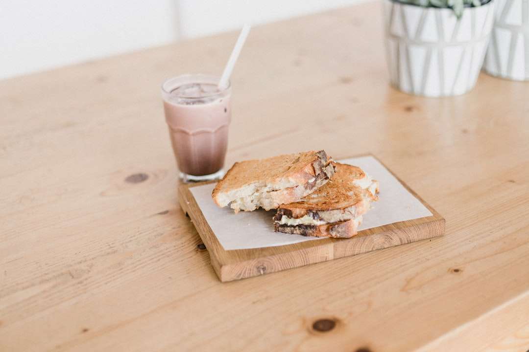 Ψωμί σε καφέ ξύλινη σανίδα κοπής online παζλ