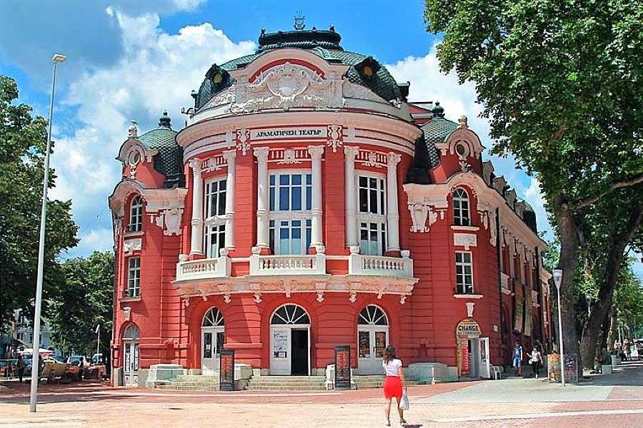 Варненский оперный театр в Болгарии пазл онлайн