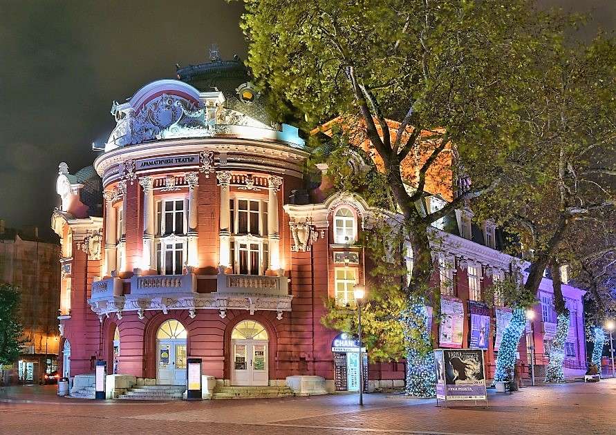 Варненский оперный театр в Болгарии онлайн-пазл