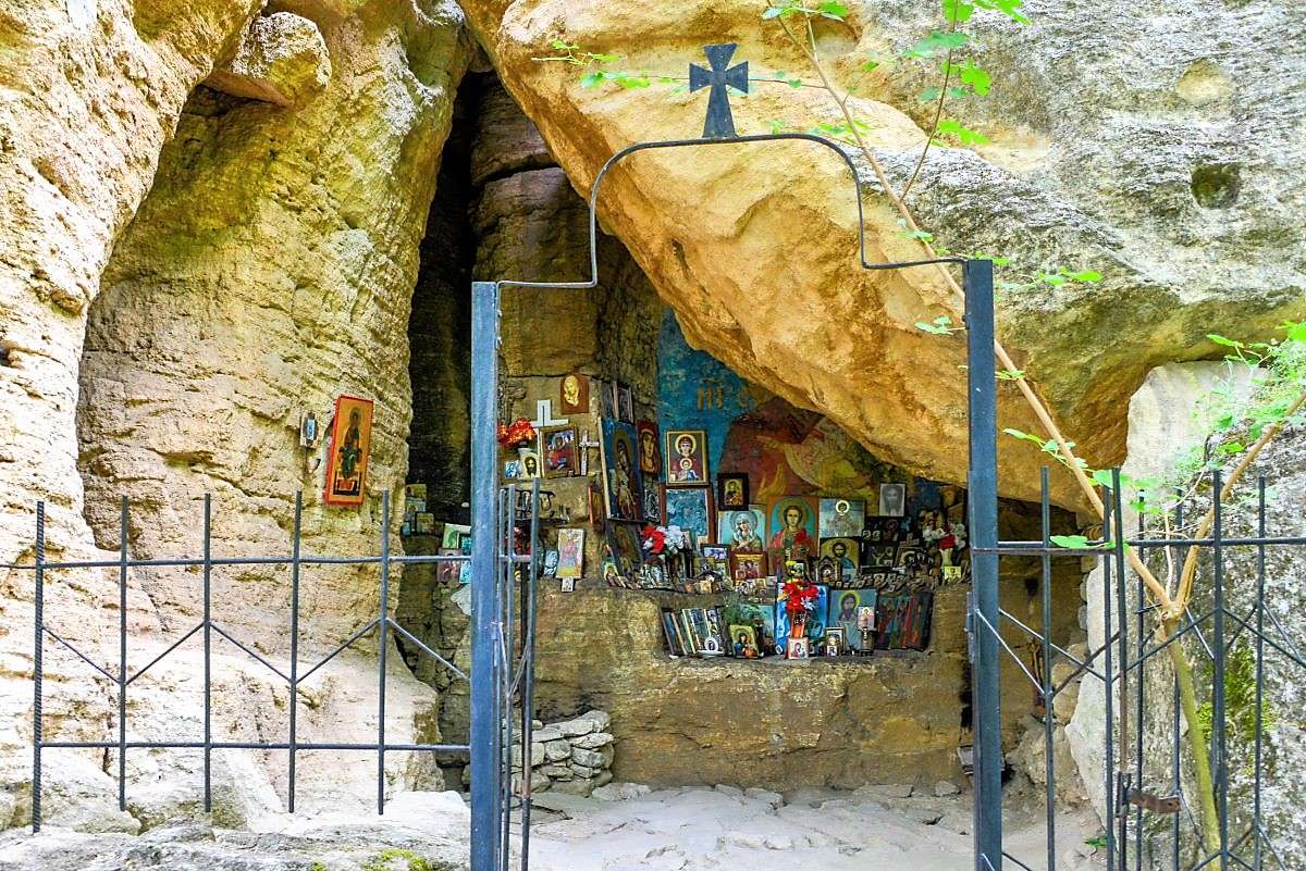Biserica Madara Rock din Bulgaria puzzle online