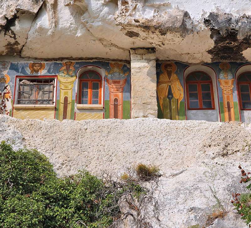 Monastère Rock Ivanovo en Bulgarie puzzle en ligne