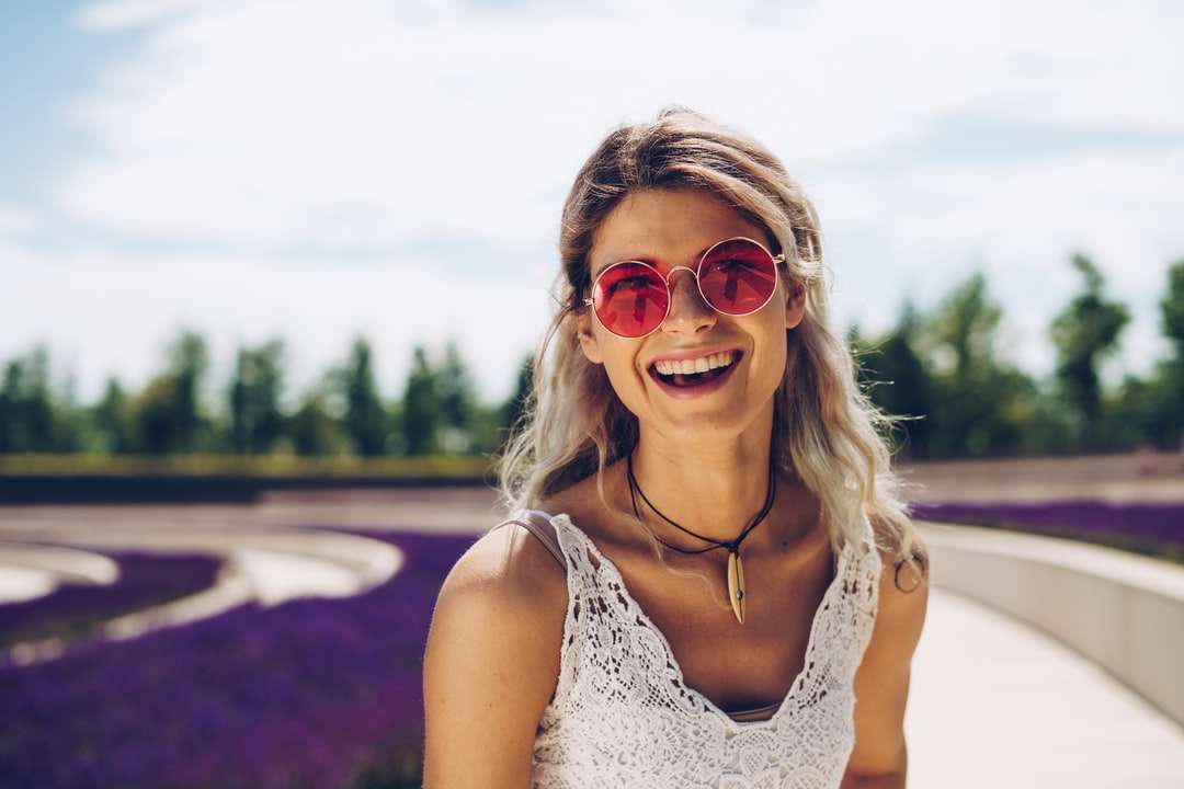Mulher, em, branca, floral, tanque, desgastar óculos de sol quebra-cabeças online