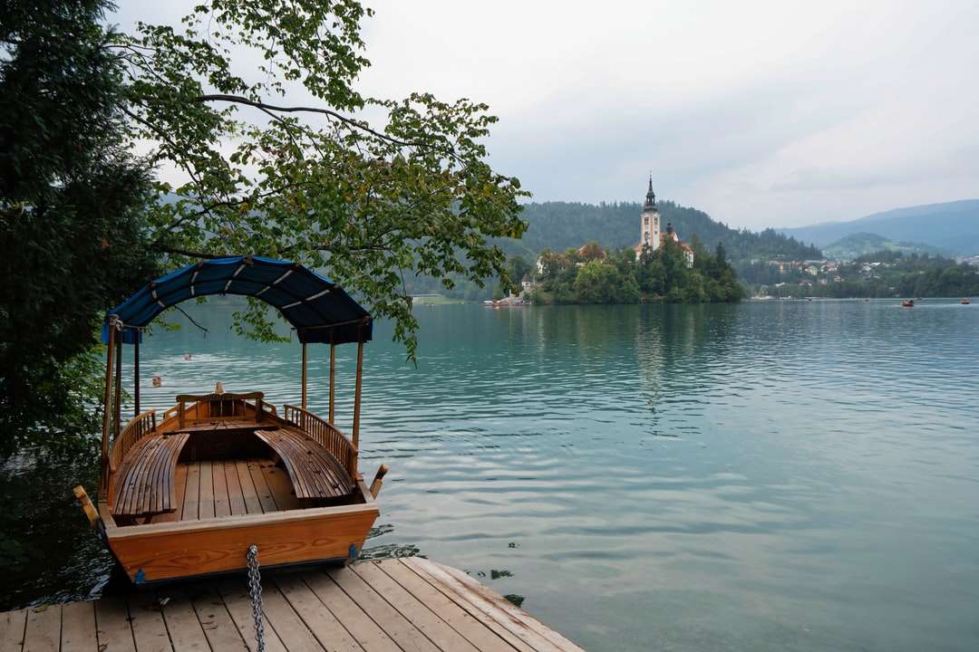 коричневая деревянная лодка на причале в дневное время пазл онлайн