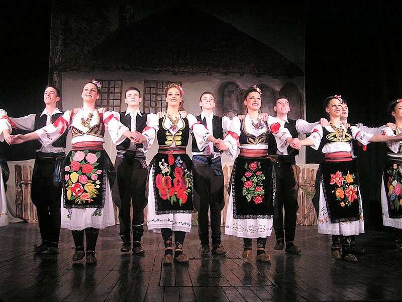 Folkdansgrupp i Serbien pussel på nätet