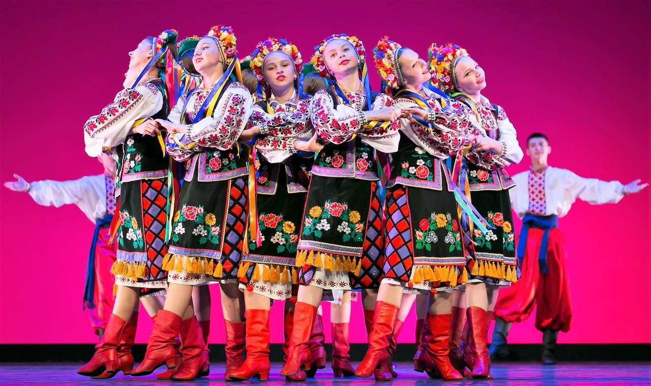 Folk dance group in Serbia online puzzle