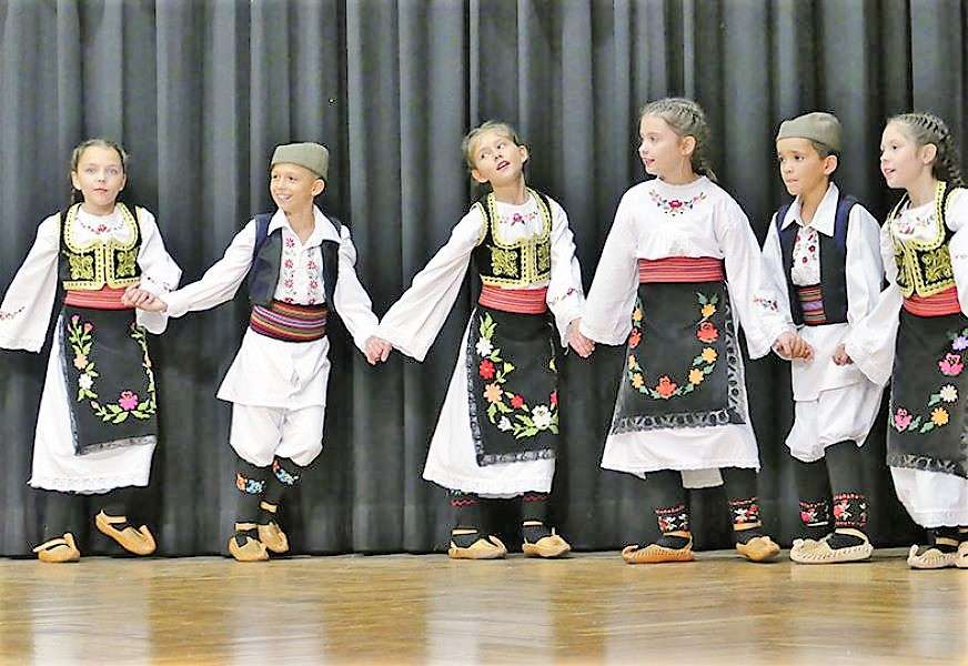 Дитячий народний танцювальний колектив в Сербії пазл онлайн