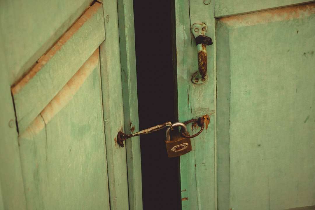 коричневый замок на синей деревянной двери онлайн-пазл
