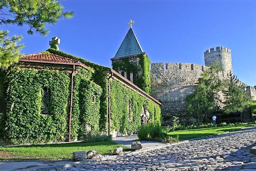 Крепость недалеко от Белграда в Сербии онлайн-пазл