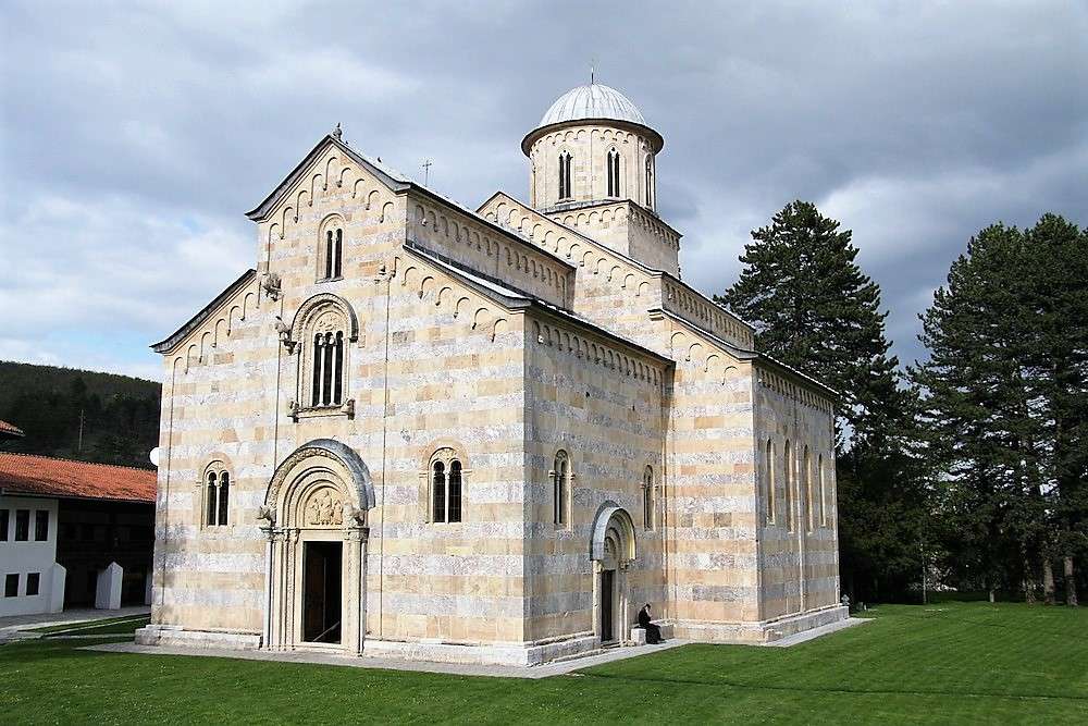 Монастырский комплекс в Сербии онлайн-пазл