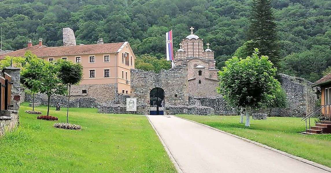 Kloster Ravanica i Serbien pussel på nätet
