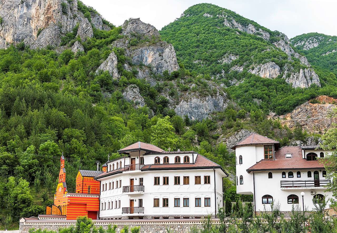 Planta de mosteiro ortodoxo na Sérvia puzzle online