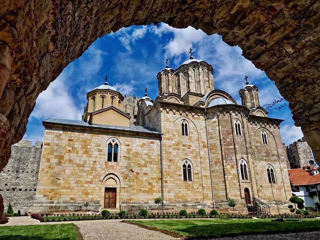 Monastery Manasija i Serbien Pussel online