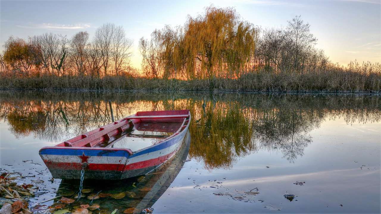 Лодка Бездан в реке в Сербии онлайн-пазл