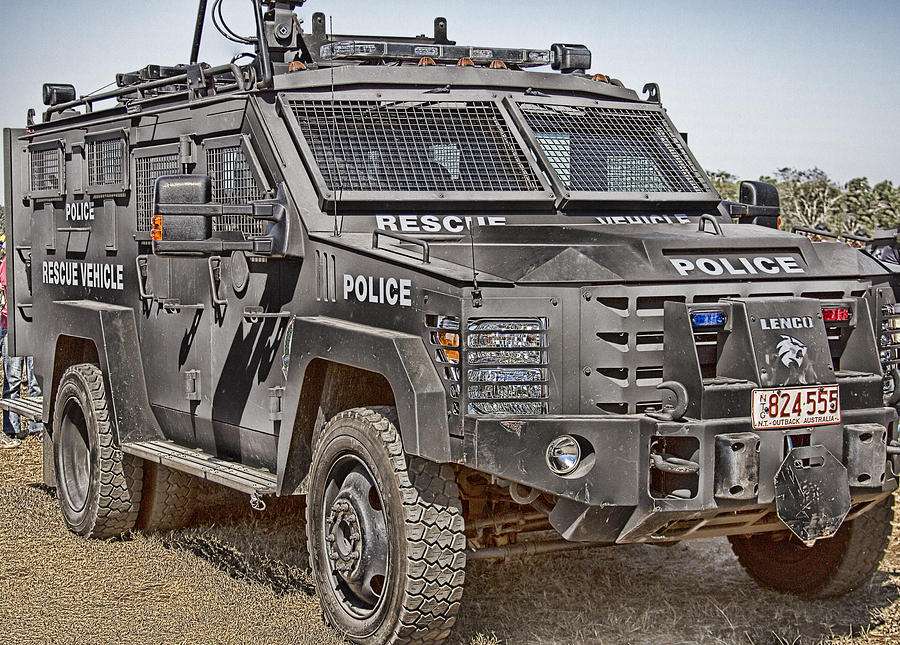 Полицейско превозно средство против бунтовници онлайн пъзел