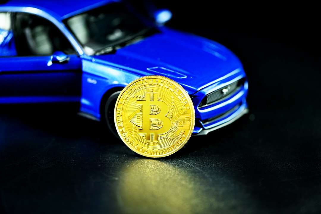 Blå bil med guld runt mynt pussel på nätet