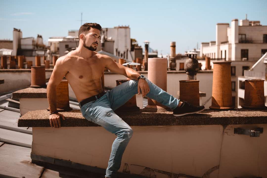 Homme topless en jeans en jean bleu puzzle en ligne
